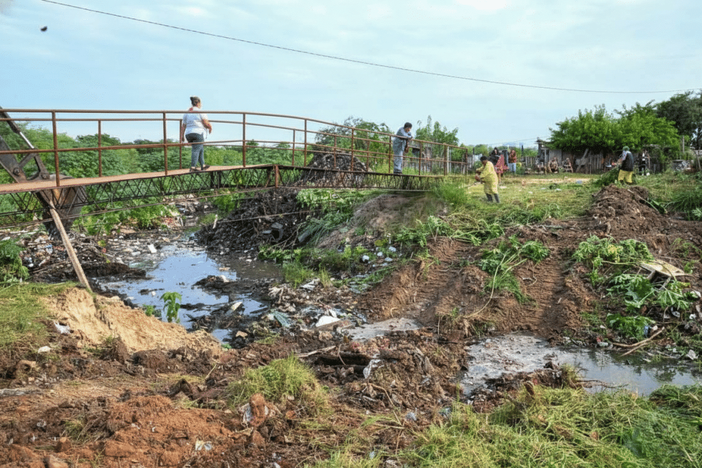 La acumulación de basura favorece la proliferación de mosquitos, por lo que la intervencióntambién apunta a reducir potenciales criaderos del Aedes aegypti.