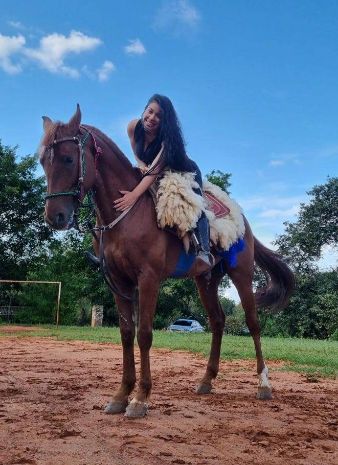 La modelo y su querido caballo Alóm. (FOTO: Gentileza)