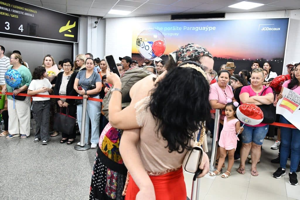 Los abrazos duran largos minutos, e incluso los desconocidos aplauden a las familias que sereencuentran transformando el momento en una alegría colectiva.