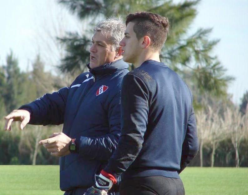 Nicolás junto a su técnico de la reserva en Independiente, hace varios años.