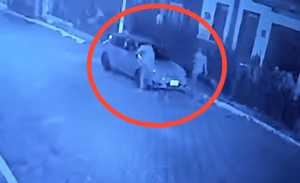 En cuestión de segundos, roban vehículo de un joven en frente de su vivienda. Foto: captura de video