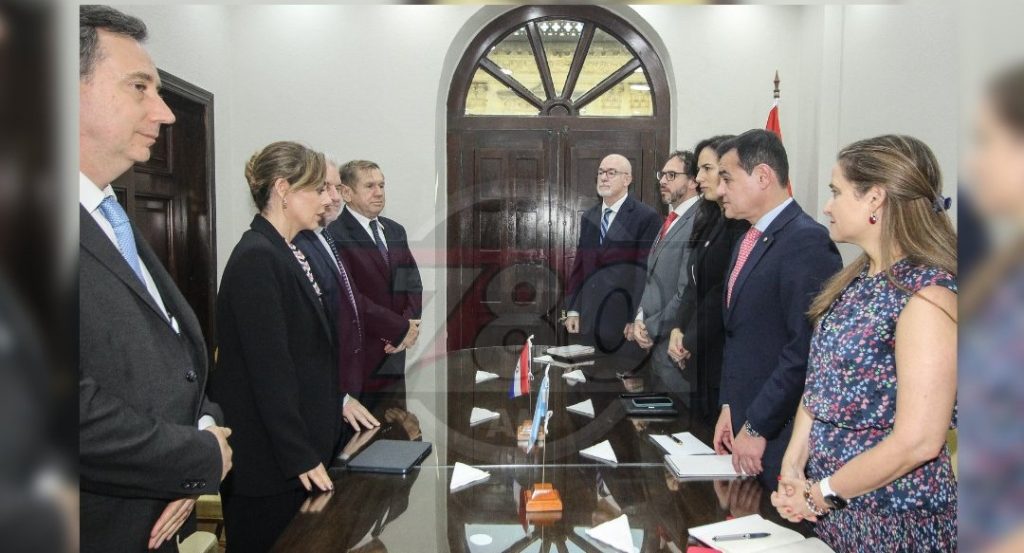 Reúnión con la Secretaria de Energia de Argentina (izq.) con el canciller, Ramirez (der.).