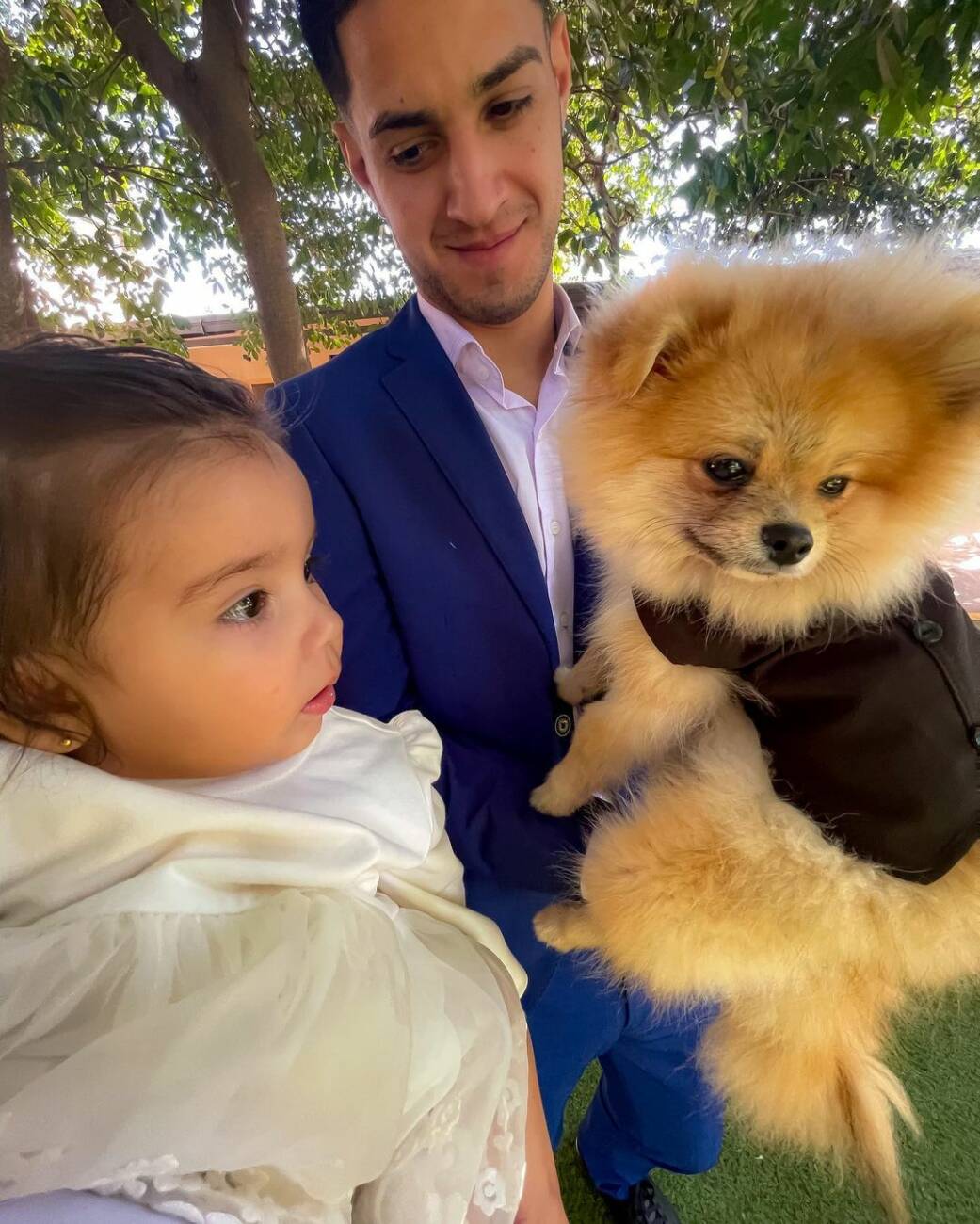 Zárate jugando con su ahijada y la mascota que comparte con su novia.
