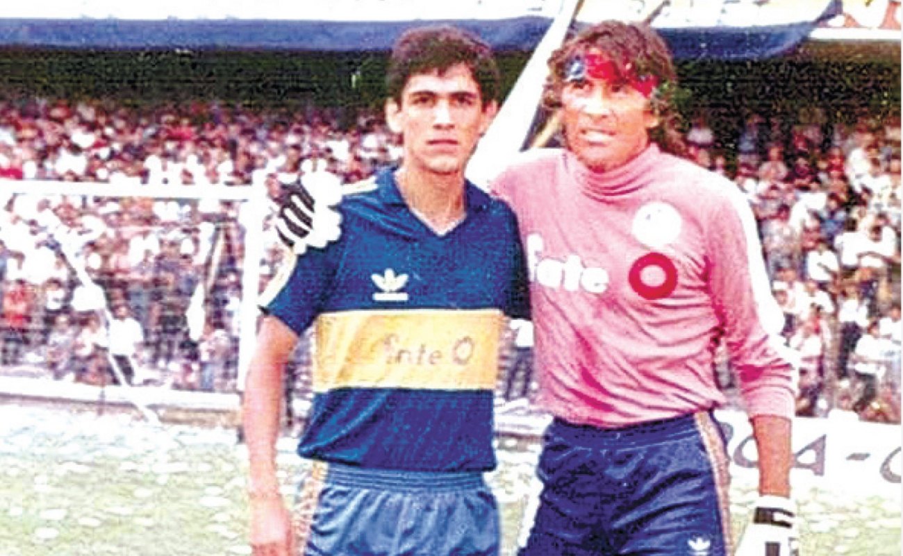 Con la casaca deBoca, en compañíade Hugo OrlandoGatti.