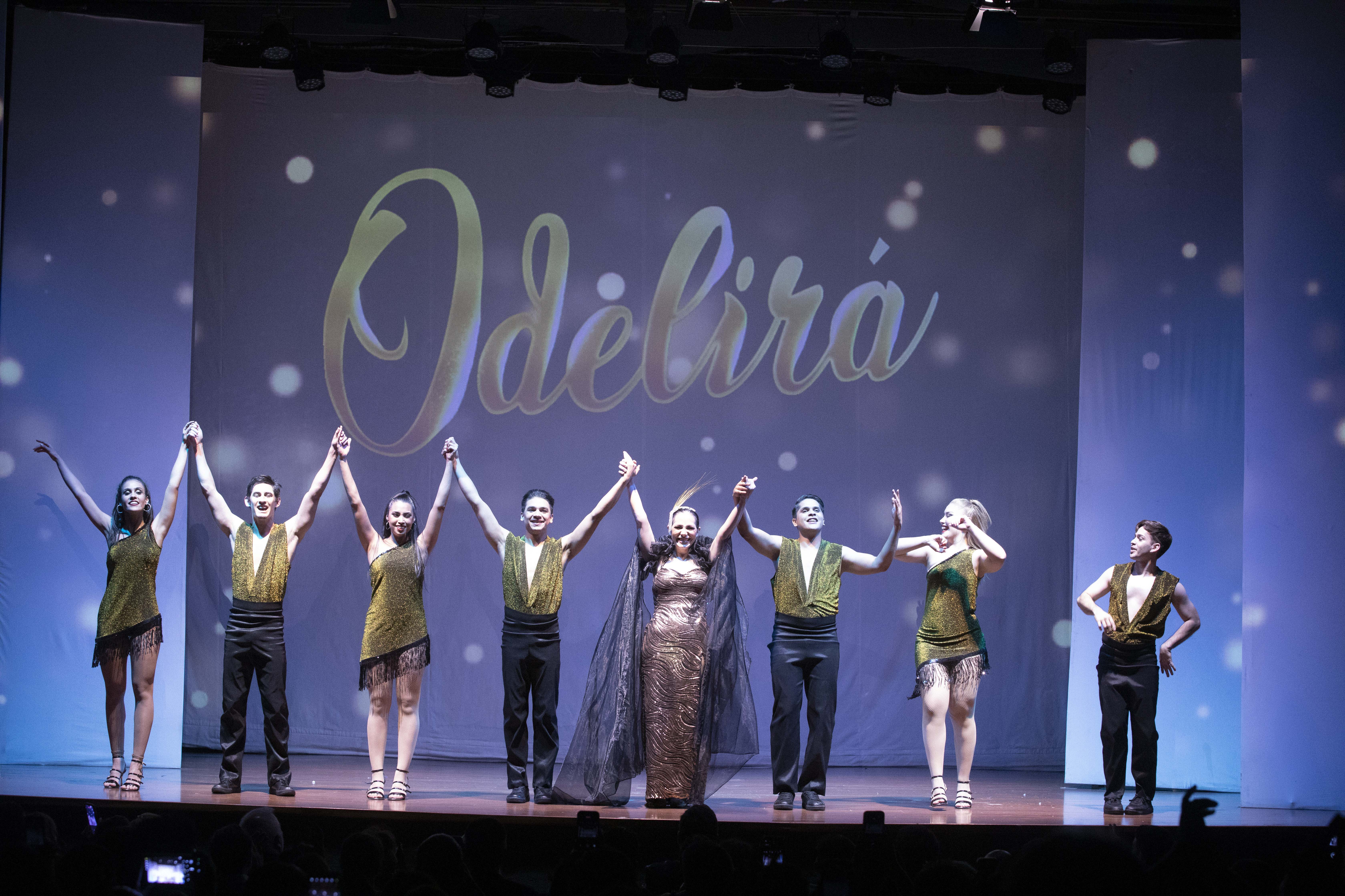 La comediante es acompañada por un elenco de bailarines en el espectáculo que está
presentando en el Teatro Latino.