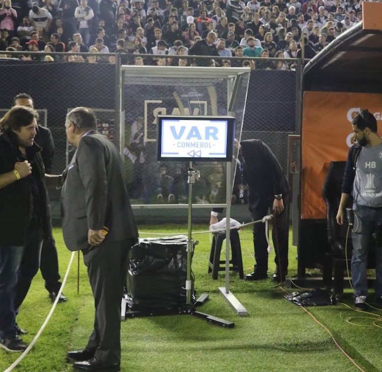 La pantalla del VAR en el “Defensores”.