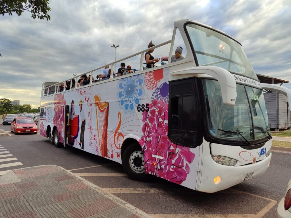 Open bus por el centro histórico de Asunción.