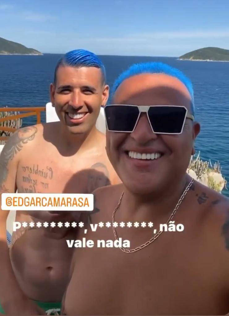 Camarasa con su amigo Osvaldo Draguicevich, donde no solo deja ver su teñido, sino también su pancita crecidita. @edgarcamarasa