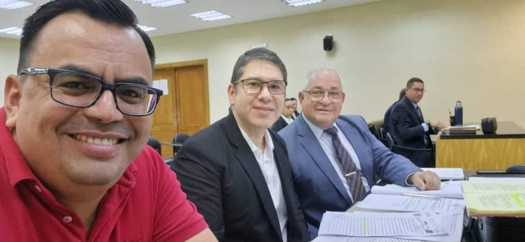 El periodista Darío Giménez celebra el fallo judicial, acompañado de sus abogados Isidro Salinas y Miguel Oscar Leiva.