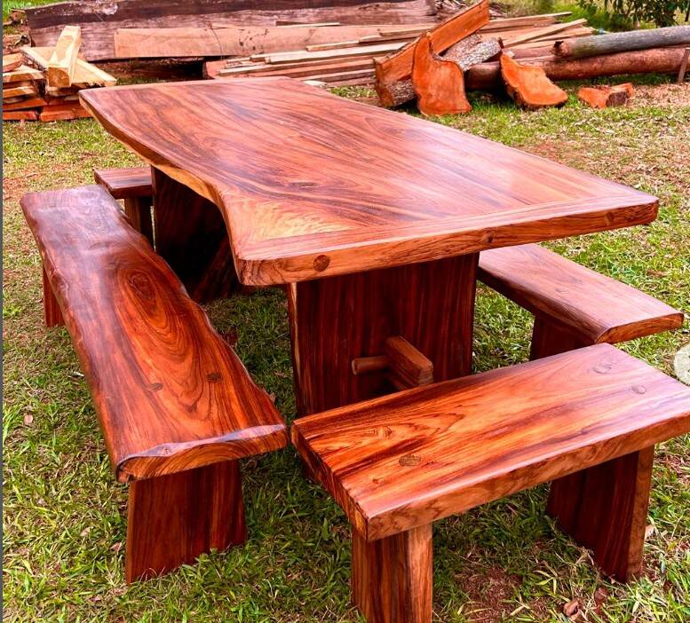 Una mesa bien lustrada, otro de los trabajos de creaciones rústicas.