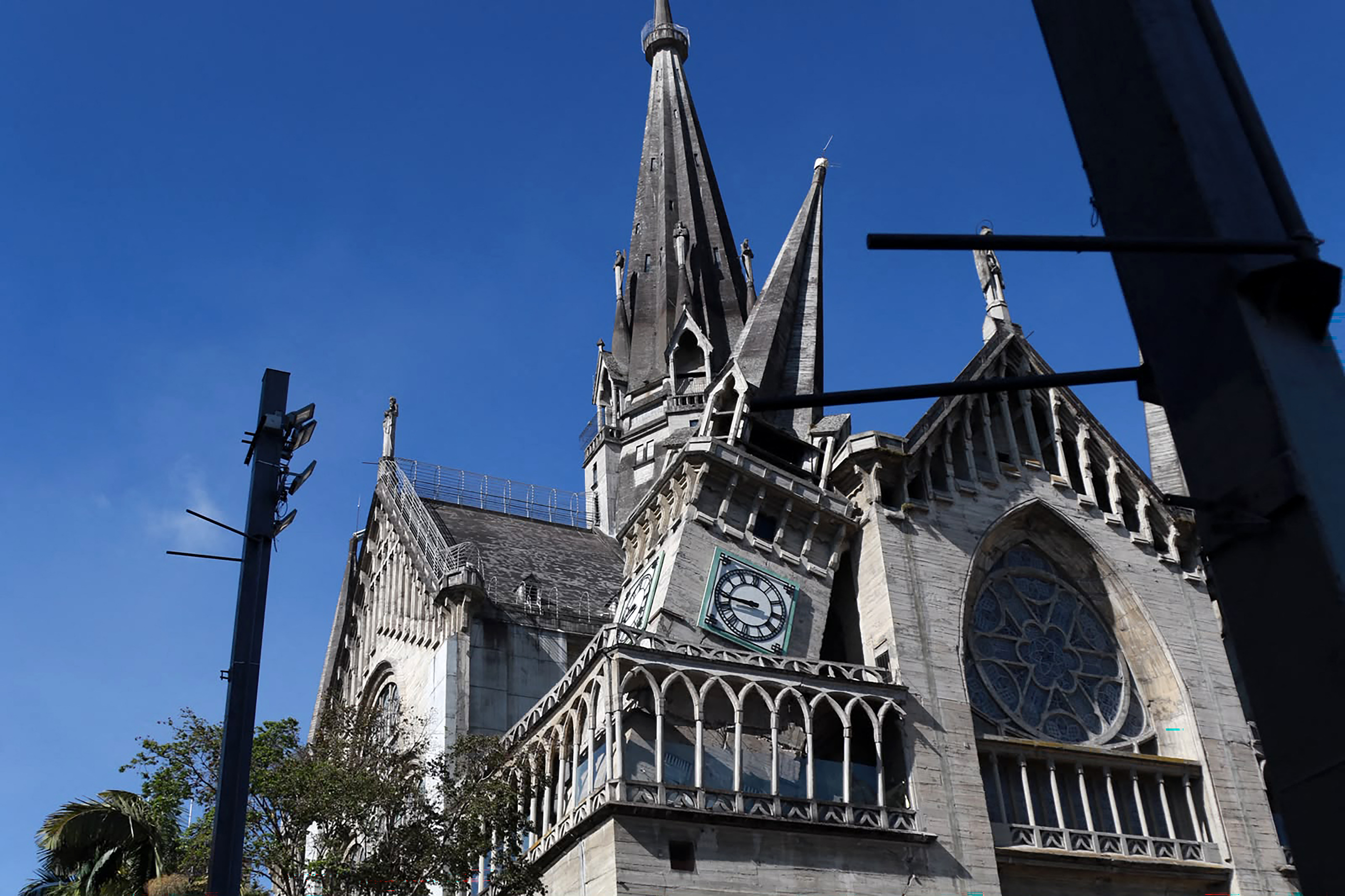 La catedral de Manizales sufrió daños tras el sismo de ayer.