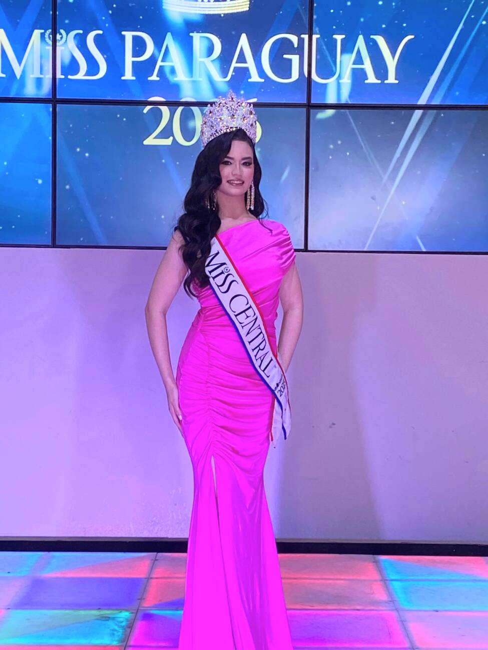Una de las favoritas, Miss Central Evelyn Orué