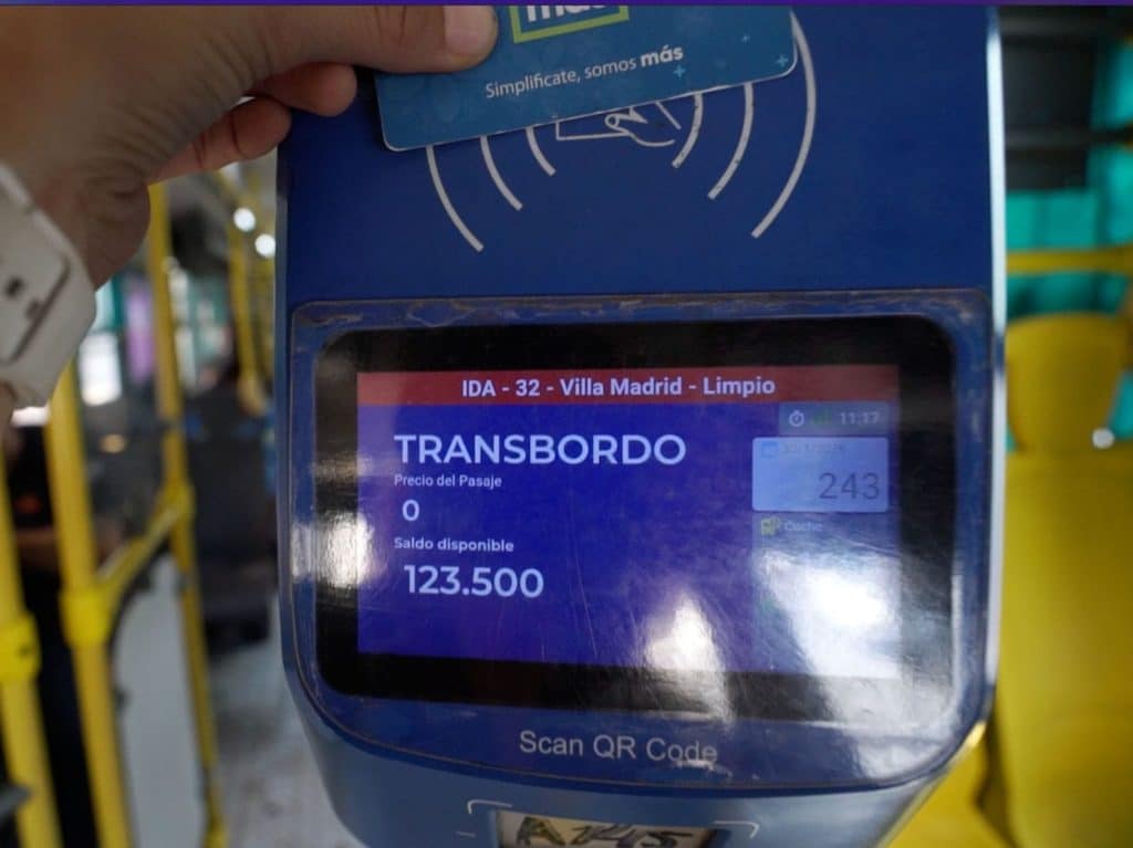 El sistema contempla dos modalidades de transbordo; una de ellas es un transbordo gratuito dehasta tres buses, la segunda un pasaje vale por un transbordo, y el tercero con un 50% de descuento.