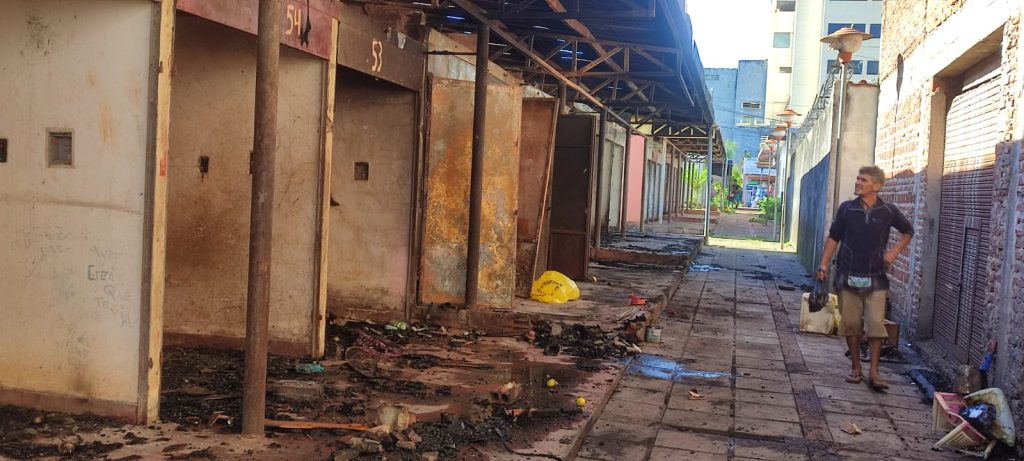 Los puestos habían sido construidos para reubicar a vendedores del entorno de la desaparecida "Placita" de Encarnación, pero nunca fueron ocupados por sus destinatarios.
