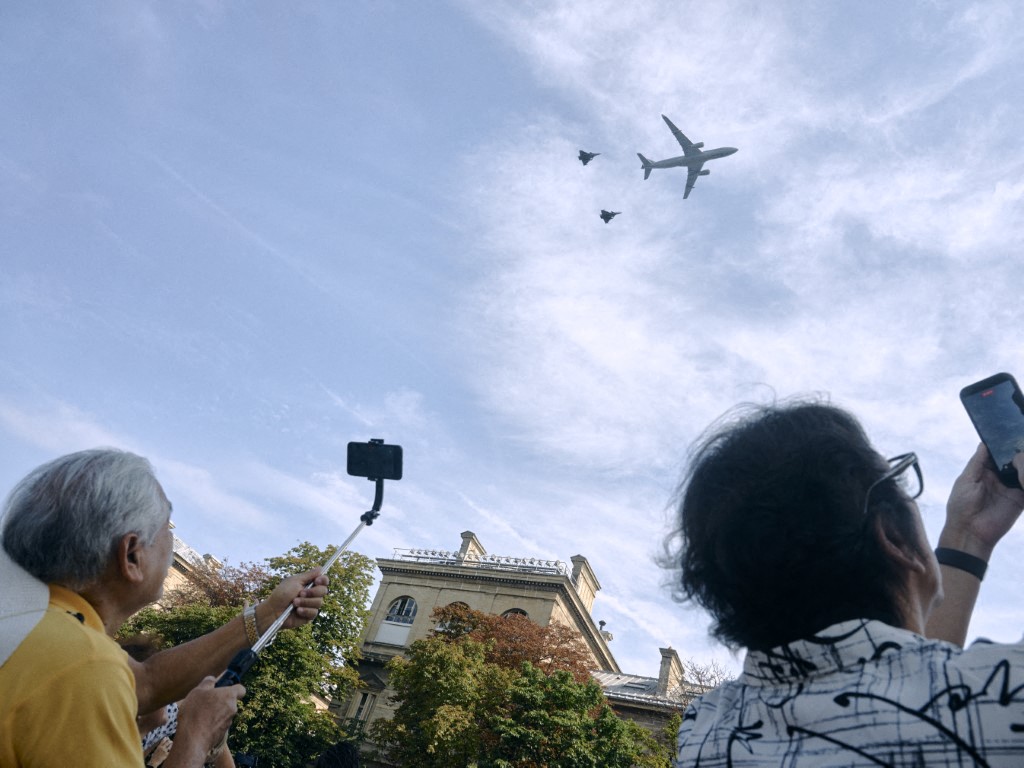 Turistas capturan imágenes con sus teléfonos móviles, en Francia.