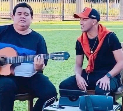 Aquí en su fase de cantante, hobby que le apasiona, igual que la pesca.