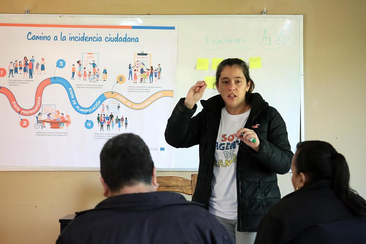 Cuando vuelven al país, las beneficiarias del programa aportan con sus conocimientos a transformar realidades de comunidades y generar progreso.