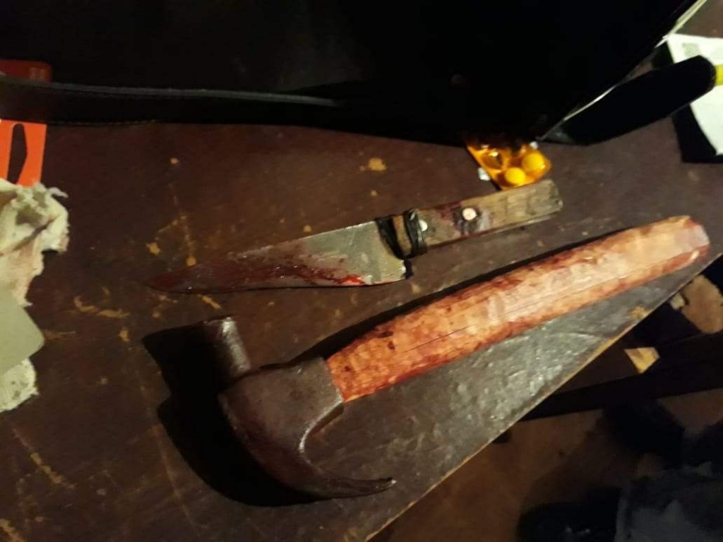 Al lado del cuerpo ojetopá un martillo y un cuchillo.