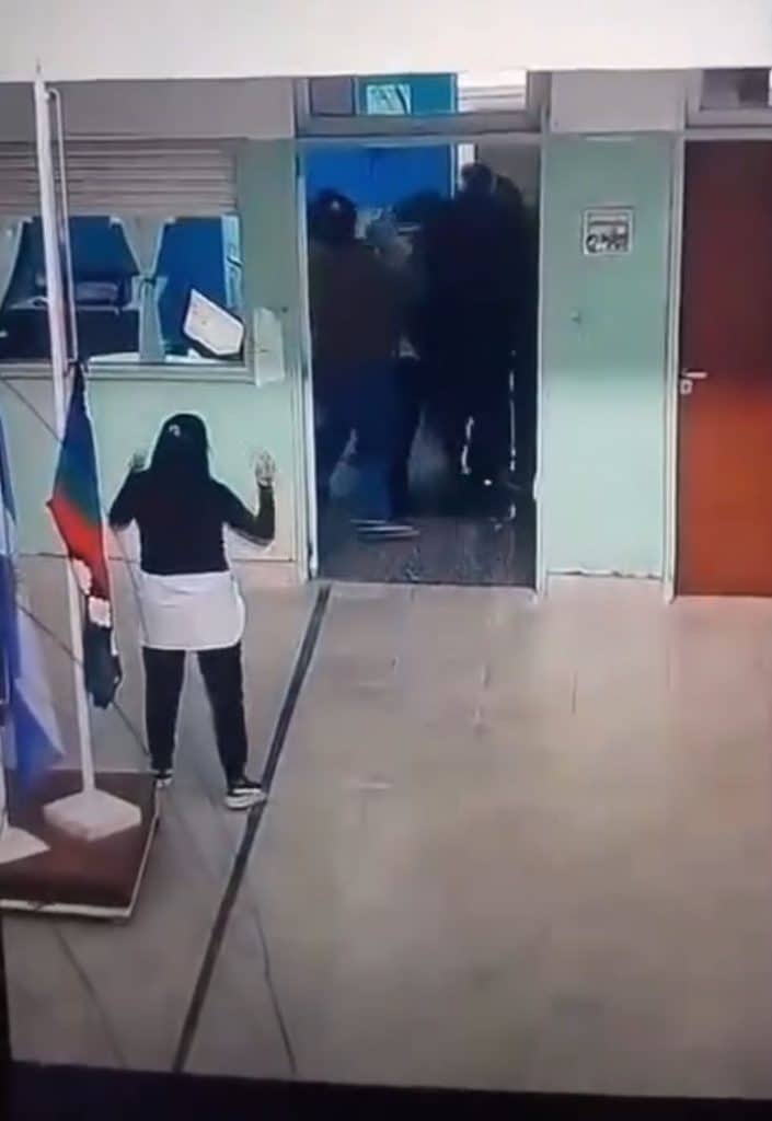 Una madre y su hija golpearon a una docente y a directivos por haber “retado” a la alumna en Neuquén, Argentina.