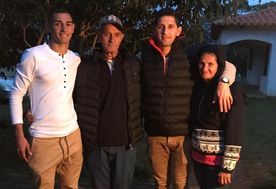 Con sus padres, que viven en Carapeguá, y uno de sus hermanos.Crédito: Gentileza Osmar Fernández