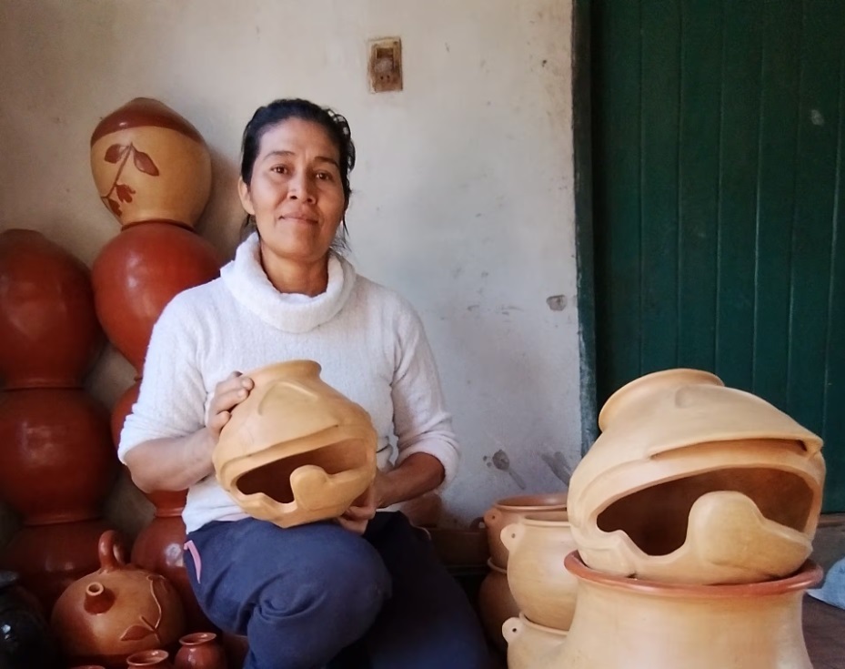 Las artesanas moldearon el barro. Foto: Captura