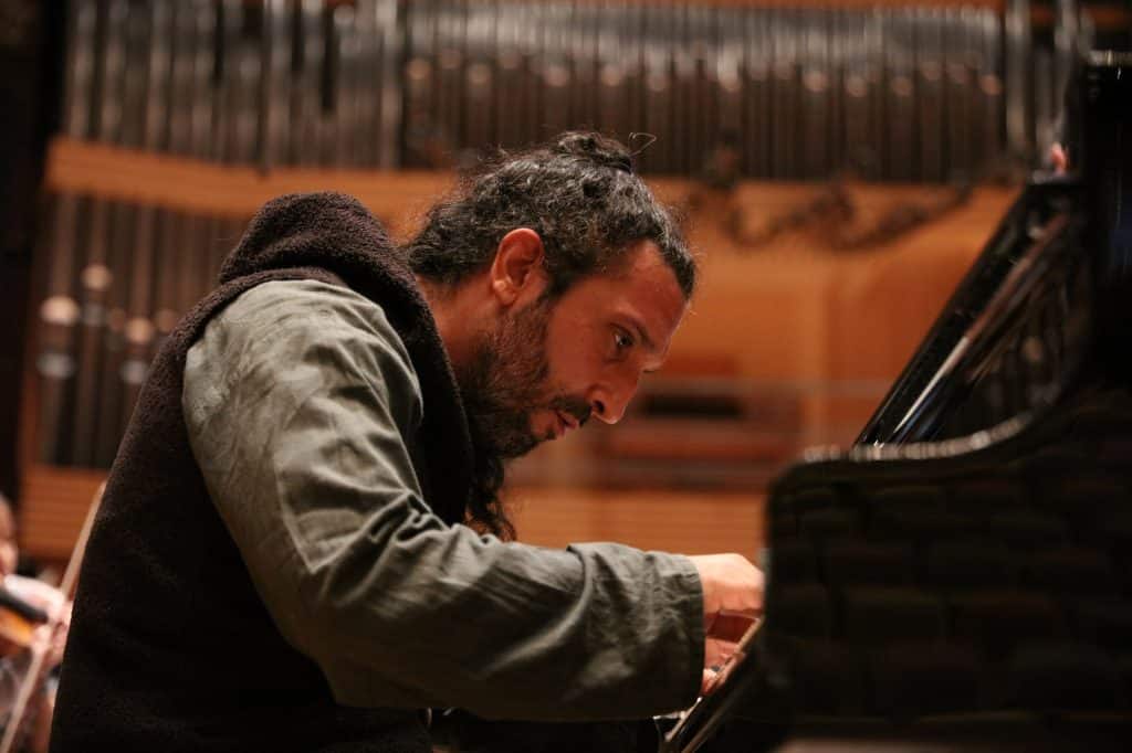 El pianista franco-iraní Nima Sarkechik actuará en el festival “Raícesdel Mundo”.