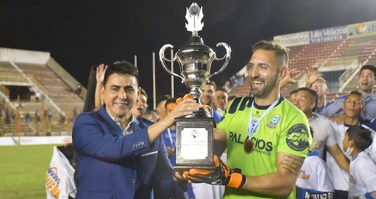 Con el trofeo de campeón, con el Villa Alvear, hace como tres semanas atrás.