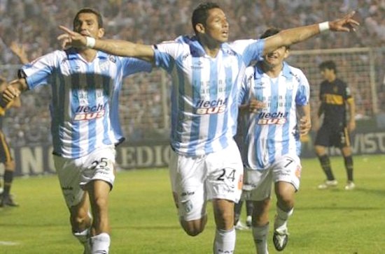 El paraguayo celebrando su gol a Boca con la casaca de Tucumán.