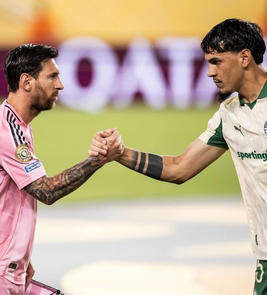Saludo de capitanes. Lionel Messi y Gustavo Gómez en la previa del juego entre Palmeiras e Inter Miami.