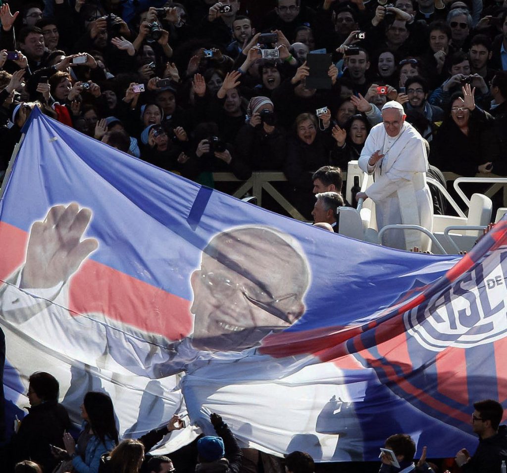 El clubSan Lorenzo de Almagro,del cual el Papa era socio vitalicio, lo despidió como “el hincha más fiel del Ciclón”. Foto Gentileza.