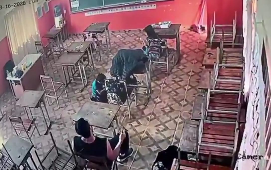 Docente amenazó con cuchillo y agredió a su colega frente a sus alumnos. Foto: captura de video