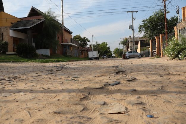 CLOACA. Los días de lluvia el registro cloacal es sobrepasado por la cantidad de agua del raudal y termina saliendo “todo” a las calles del barrio.