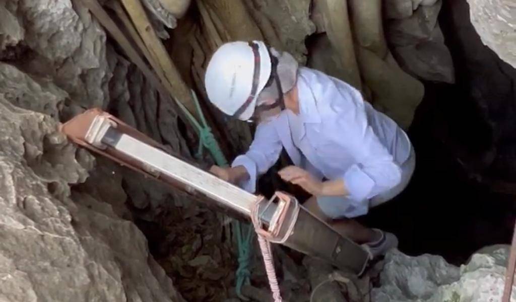 Claudia bajando a la caverna.