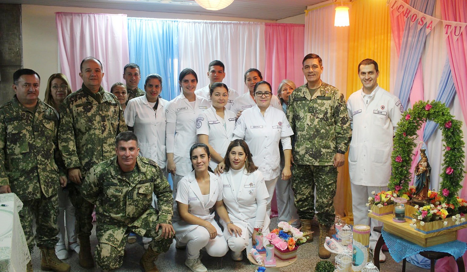 La científica y teniente Katterine Ríos, rodeada de personal médico y militar en Paraguay.