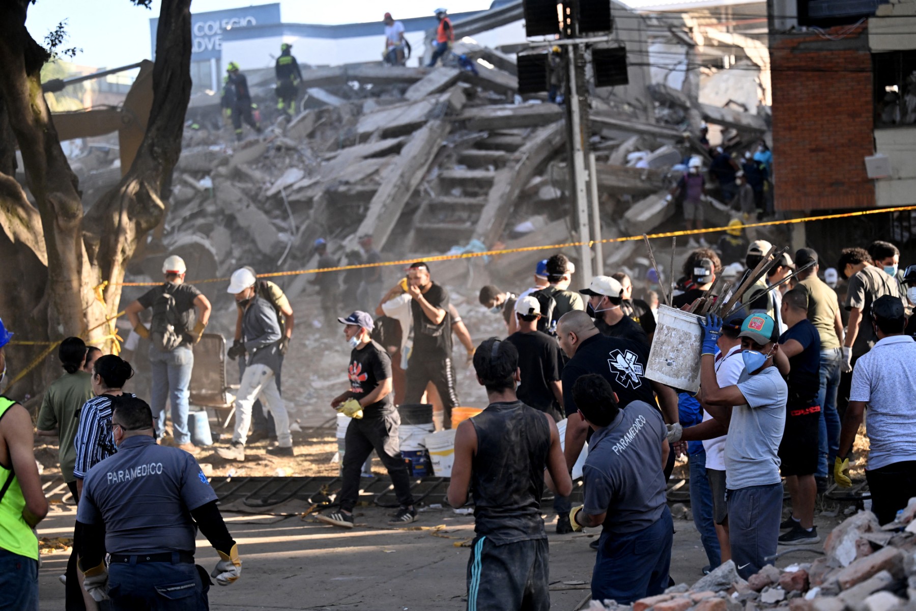 Voluntarios asisten a victimas del terremoto en la ciudad de Cali, Colombia.