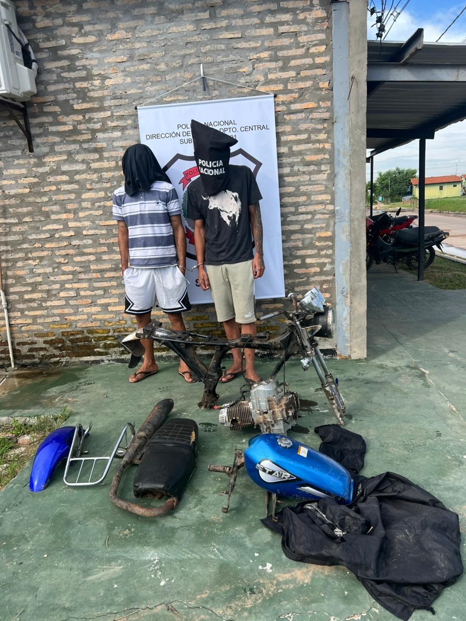 Hermanos detenidos tras ser denunciados por su propia madre en Roque Alonso. Foto: Policía