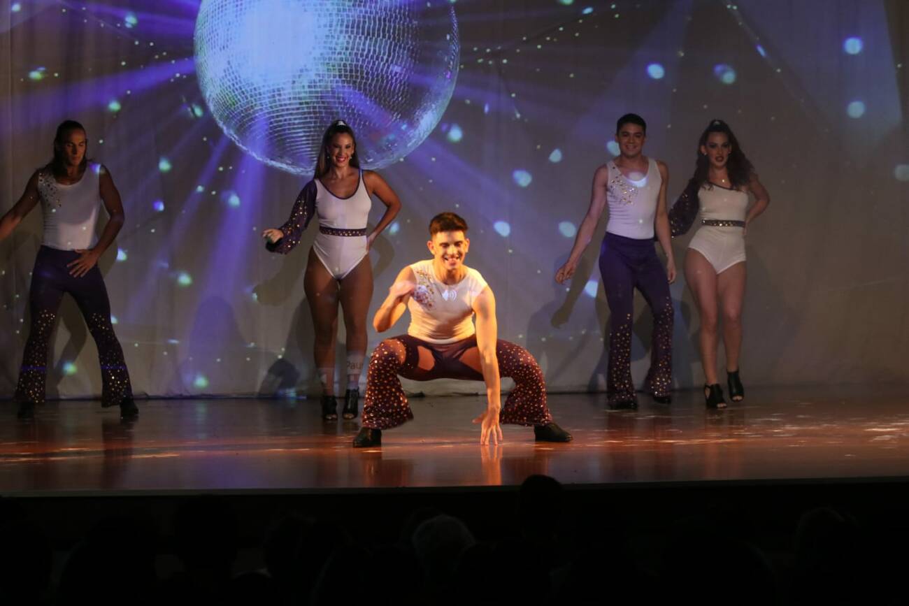 Los actores en escenario son acompañados por un gran elenco de bailarines. Foto: Cristóbal Núñez/NaciónMedia.