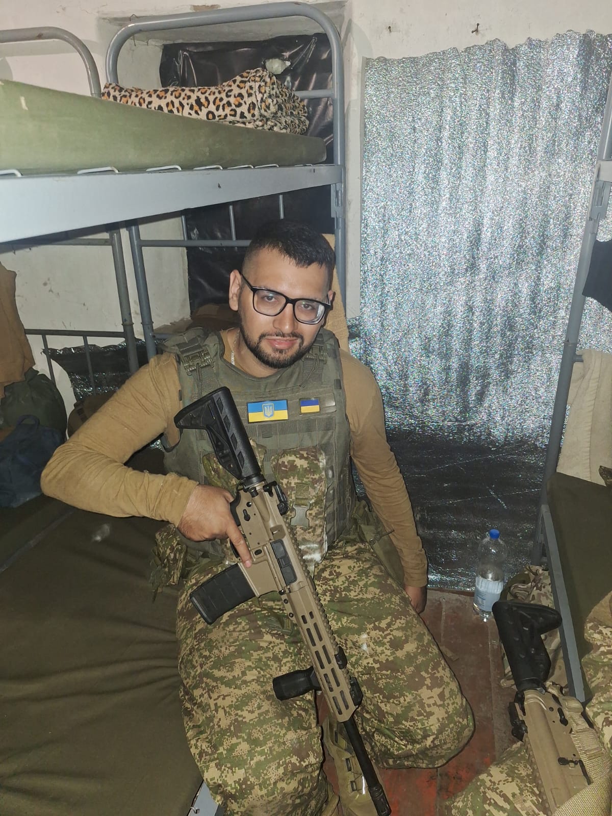 Está en la guerra desde hace un año y medio.