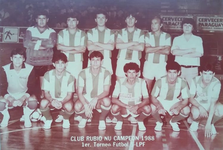 Plantel campeón de Rubio Ñu con los hermanos Jara Heyn en el equipo.