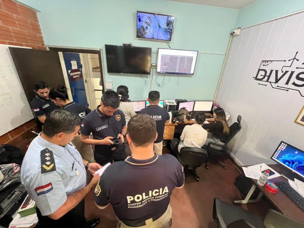 Entre otras medidas, se propone el fortalecimiento de las unidades policiales especializadas endelitos informáticos,la capacitación de recursos humanos y la dotación de equipamientos actualizados.