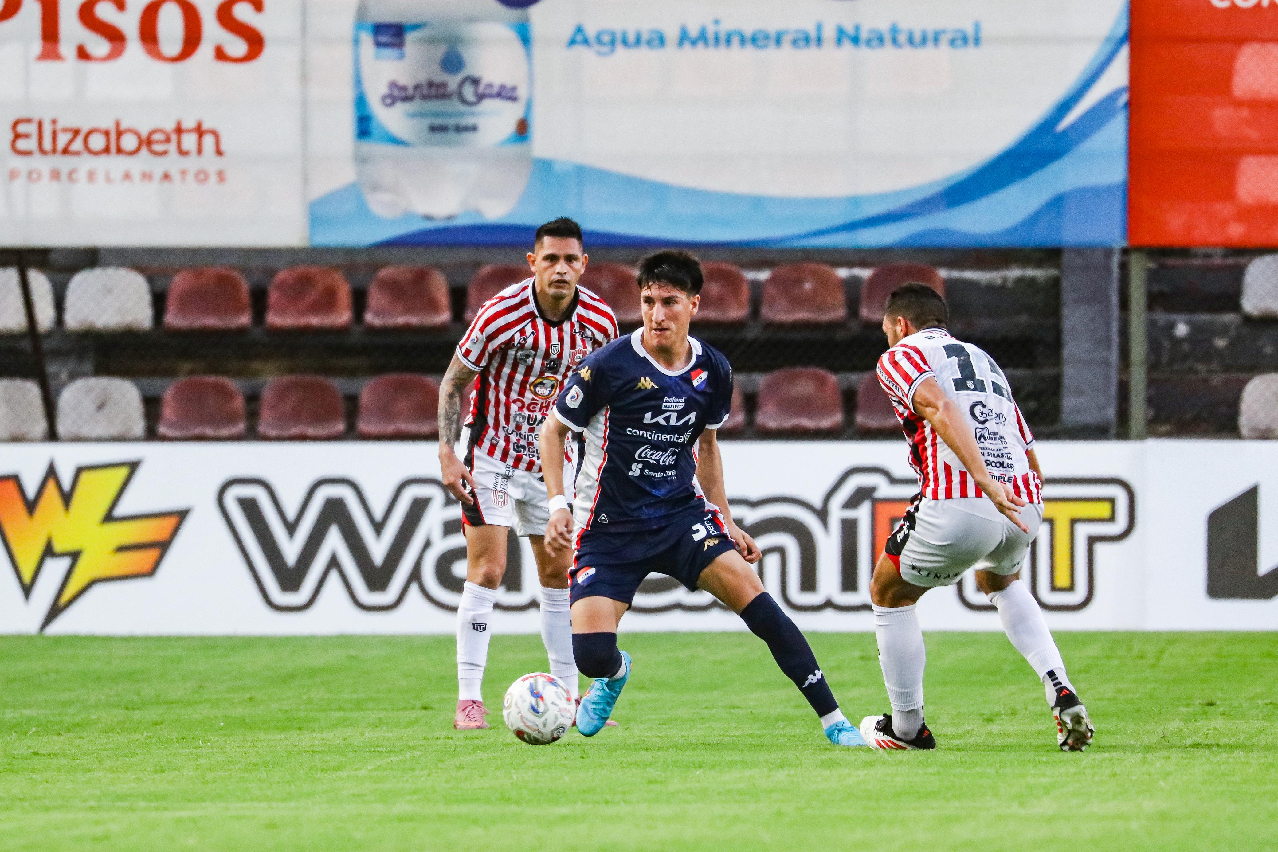 Una imagen de lo que fue el partido, que careció de oportunidades de gol y en su mayoría se desarrolló en la mitad de cancha.