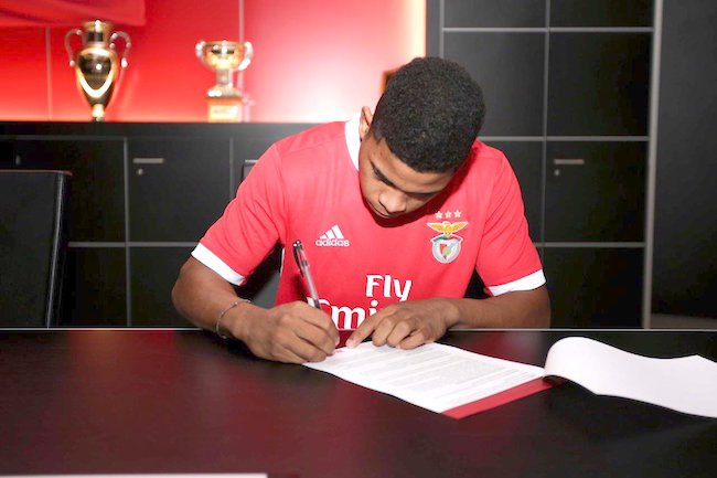 Momento en que firmó su contrato con Benfica, el vínculo es hasta junio. Todavía no sabe si se va a quedar o no.