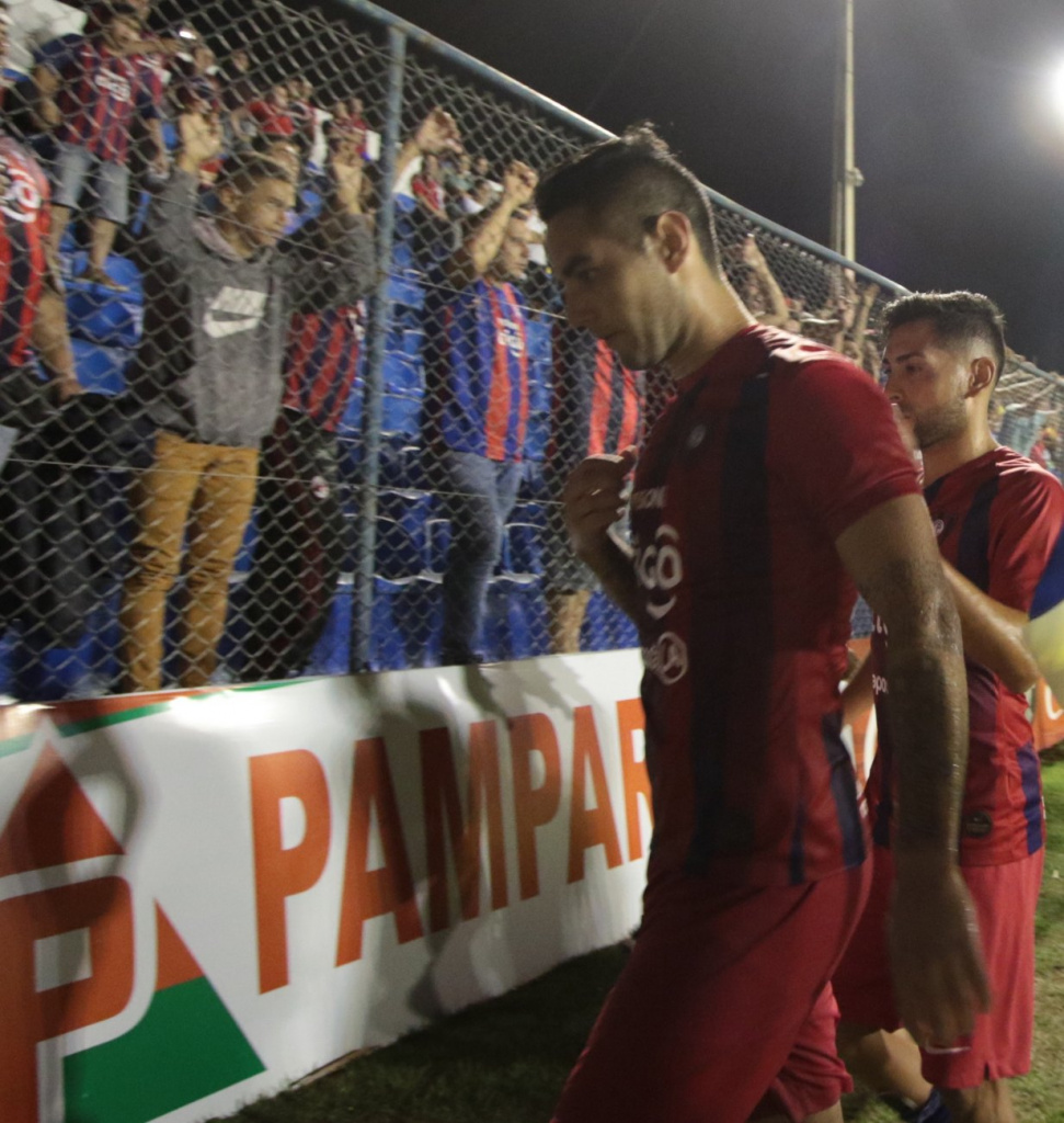 Tras el final del partido, varios jugadores recibieron cañeadas y ni qué decir el DT Fernando Jubero.