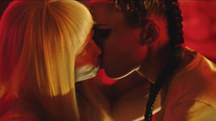 VIDEOCLIP. La modelo paraguaya también besó a la cantante del grupo “Die Antwoord” en un videoclip.