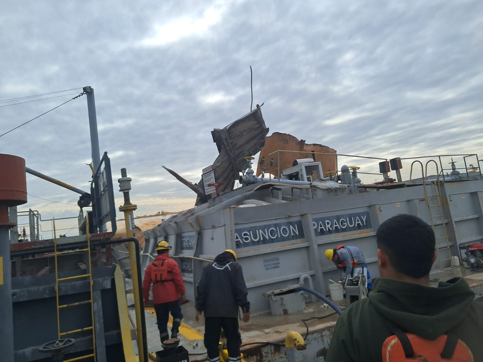 Un amplio operativo fue desplegado tras el violento estallido registrado en el río.
