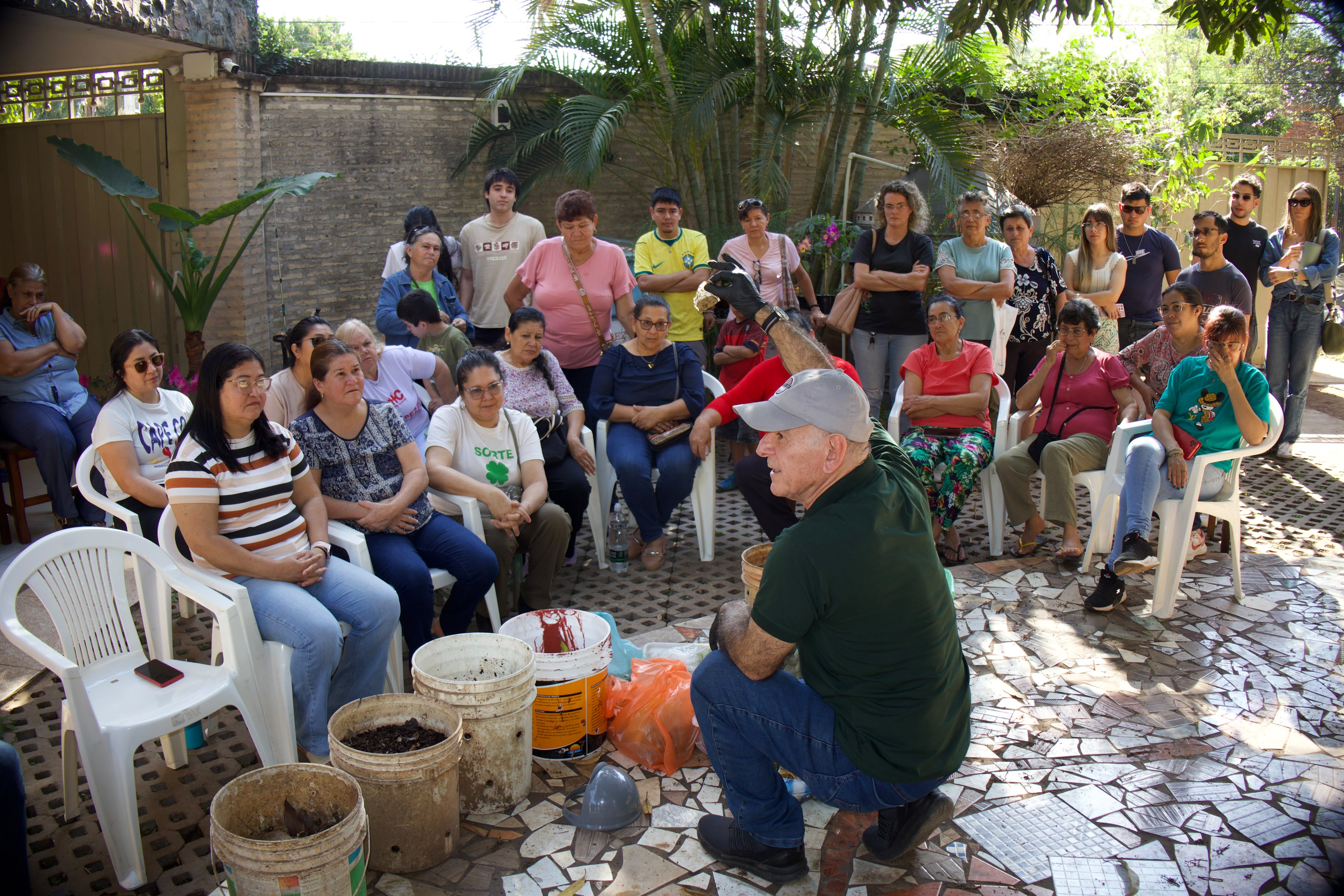 El ecologista enseñando sobre el compostaje.