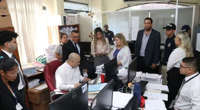 Allanamiento en la causa que investiga la Mafia de los Pagarés.