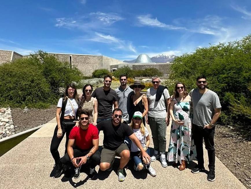 "Tito" con su grupo de amigos, del que forma parte también "Bicho" Riveros, que es su cuate y socio comercial. @bichoriveros