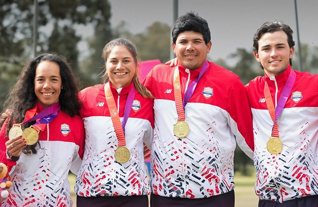 Equipo mixto de golf que ayer sumó la segunda medalla dorada en su disciplina y la quinta para Paraguay en los Juegos.