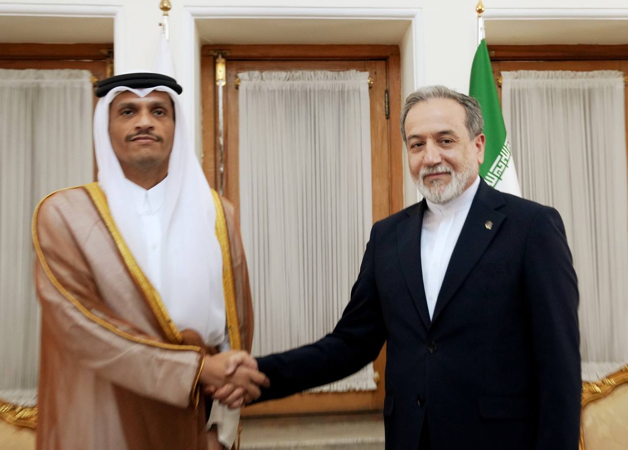 El primer ministro y ministro de Asuntos Exteriores de Catar, Mohamed bin Abdulrahman Al Thani, se reunió y mantuvo conversaciones con Seyed Abás Araqchi, ministro de Asuntos Exteriores de la República Islámica de Irán. (foto: IRNA en español)